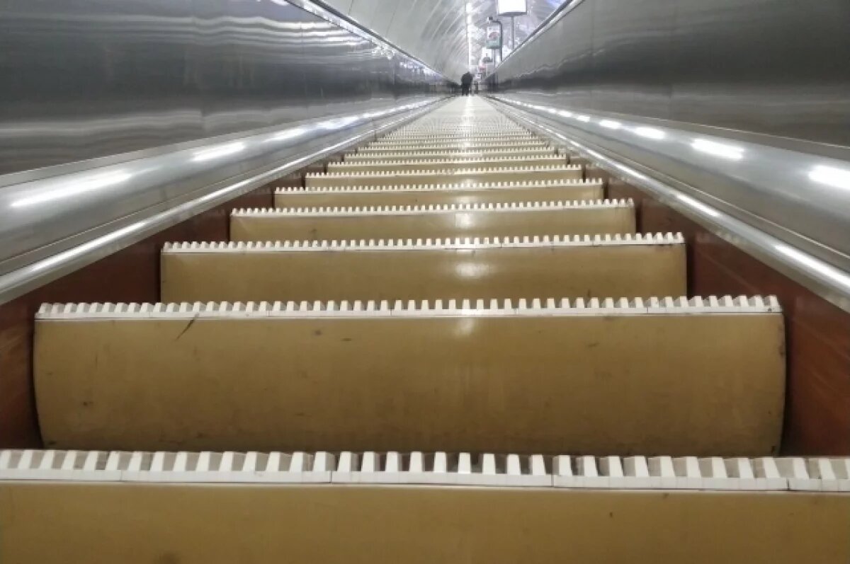    Двухлетней девочке зажевало руку эскалатором в метро Петербурга