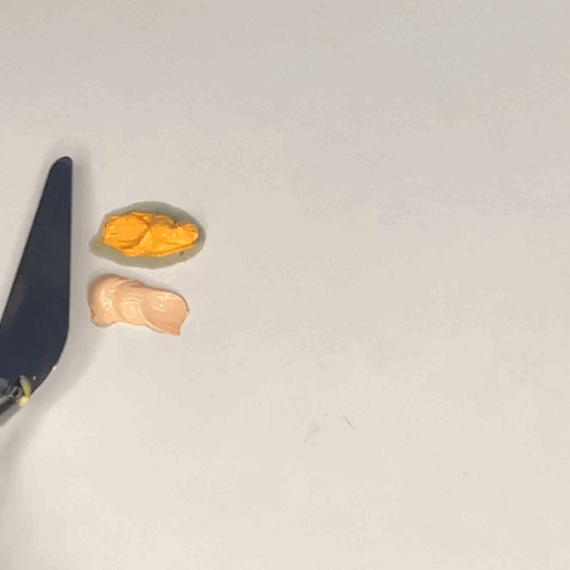 Расстянула пигмент мастихином