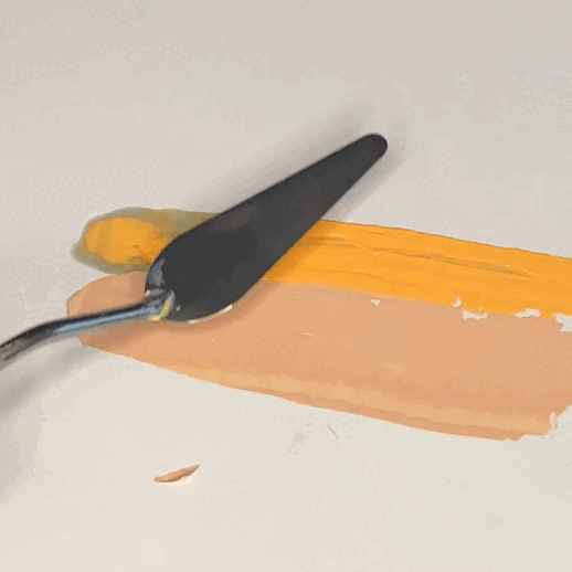 Проводила мастихином под разным упором и наклоном, видно, как плотность Неской палитры намного больше и она практически "съела" своего оппонента