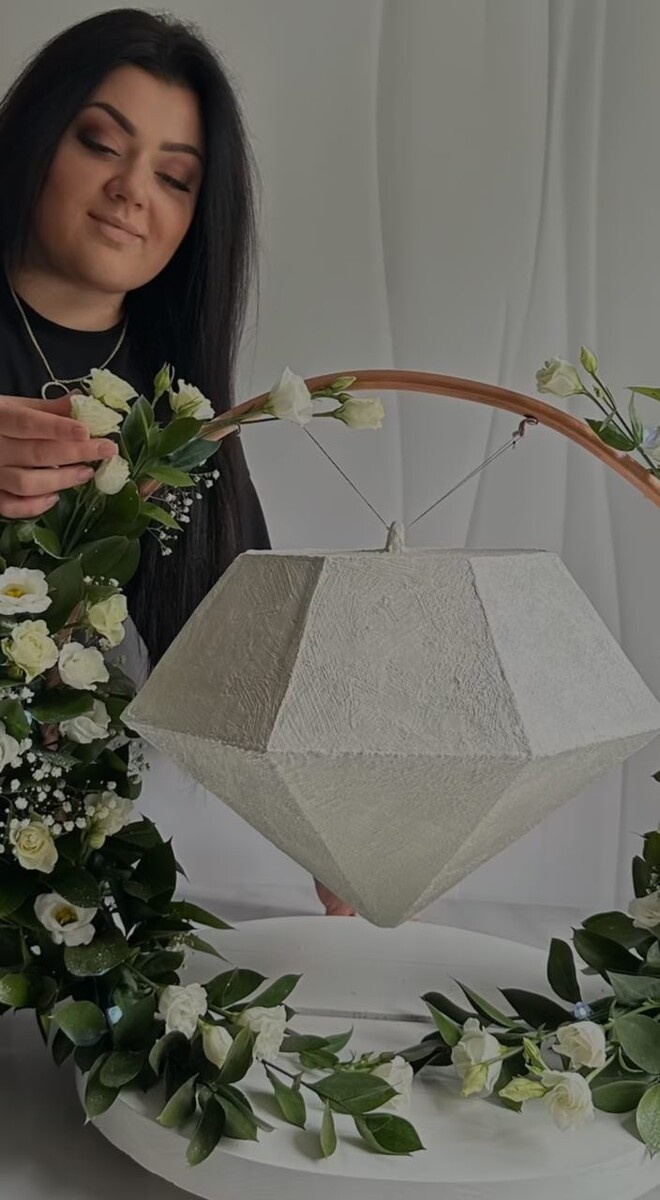 Драгоценный камень, парящий в воздухе