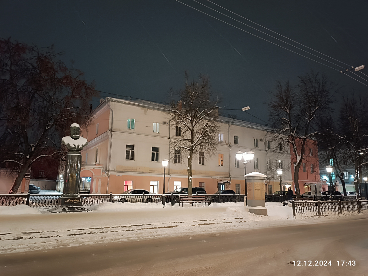 Бюст А. Н.  Островского напротив театра его же имени.