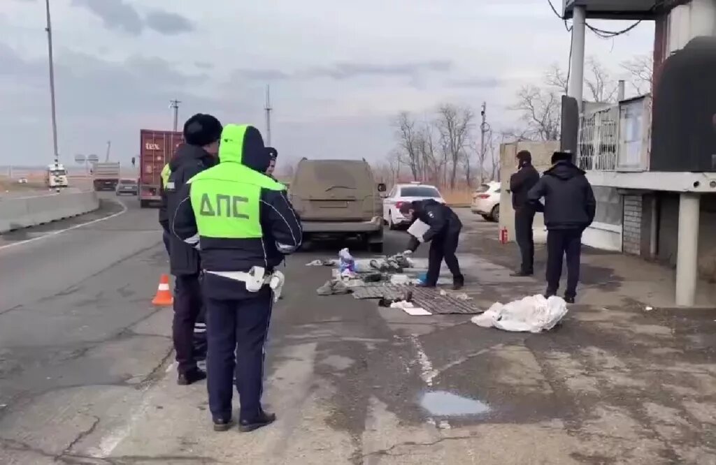 Изъятое оружие и патроны разложили у поста.