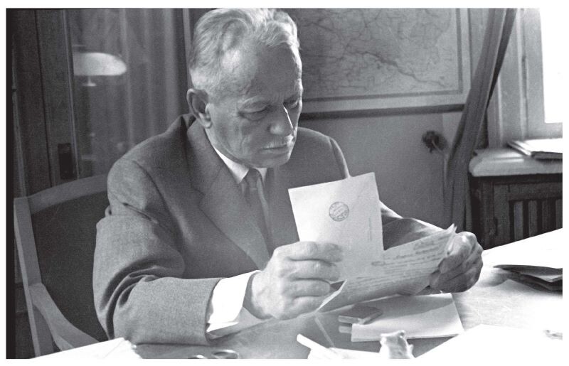 М.А. Шолохов в рабочем кабинете за разбором корреспонденции. Ст. Вёшенская. 1964. Фото В.И. Чумакова