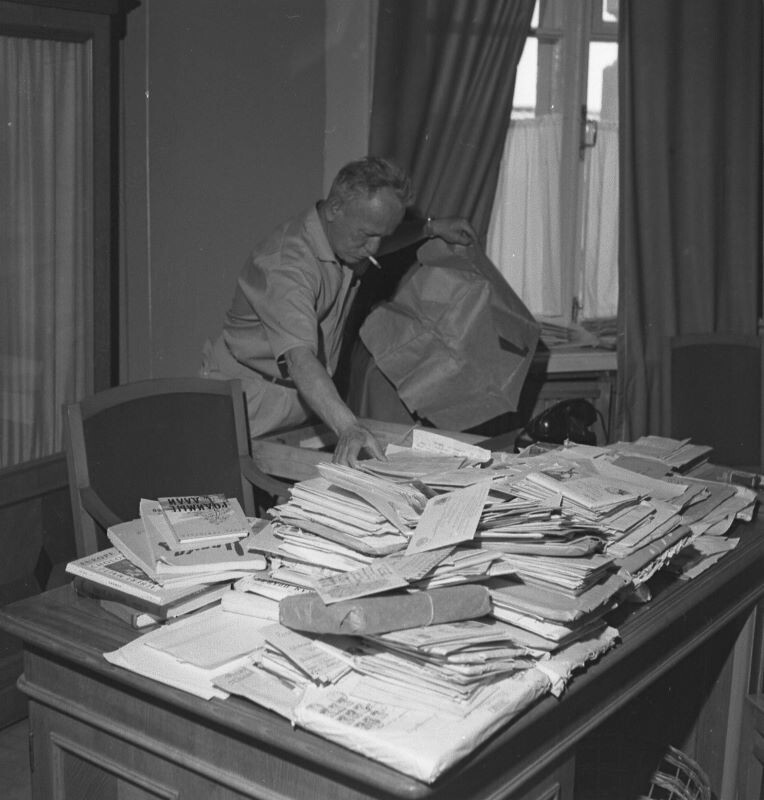 
М.А. Шолохов за разбором корреспонденции. Ст. Вёшенская. 1960. Фото Я. Рюмкина