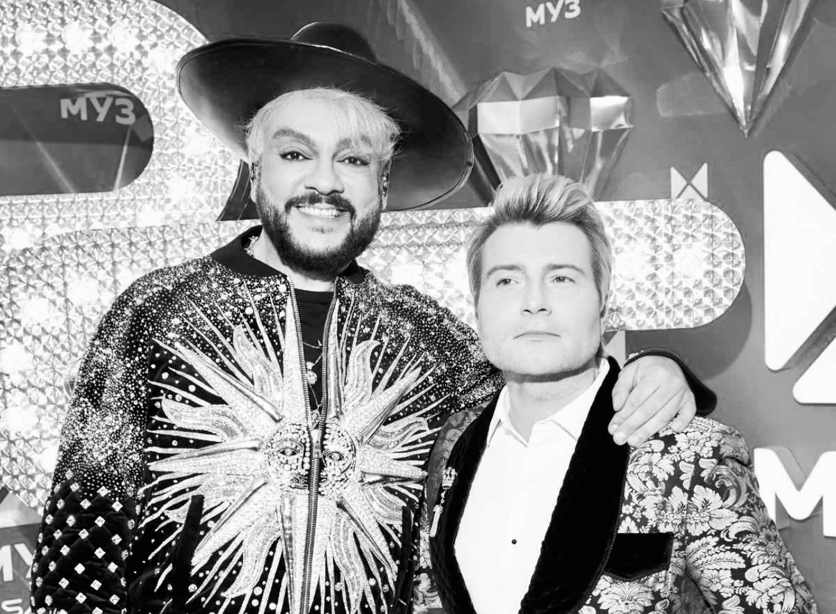 Филипп Киркоров и Николай Басков. Не хочу сказать, что они не талантливы и не работали на свою популярность, но вот примеры: Киркоров не смог продать билеты на свои концерты, а Баскова не позвали на Песню года из-за криков матом на шоу «Ну-ка все вместе». Сейчас только скандалами и подпитывают популярность