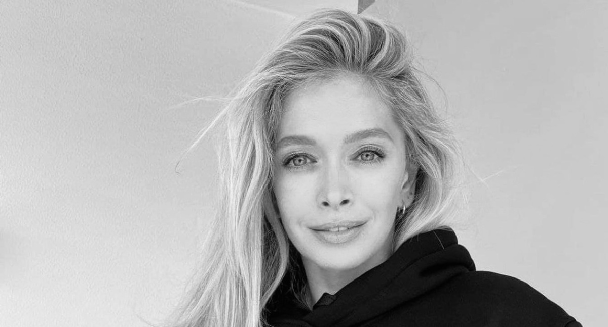 Недавно мне прислали видео как поёт где-то в Литве Вера Брежнева… мимо нот, голос дрожит, зато как её пиарили тут у нас