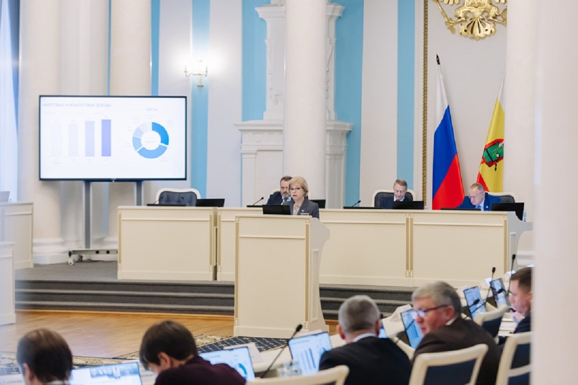 Наумова представляет первый вариант бюджета, зная, что финальная версия сильно изменится, а депутаты делают вид, что ее слушают