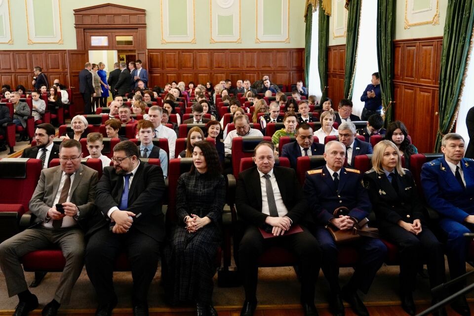    Вручение наград ко Дню Конституции в Республике Алтай. Источник: Андрей Сороко/"Толк"