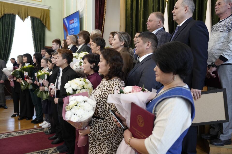    Вручение наград ко Дню Конституции в Республике Алтай. Источник: Андрей Сороко/"Толк"