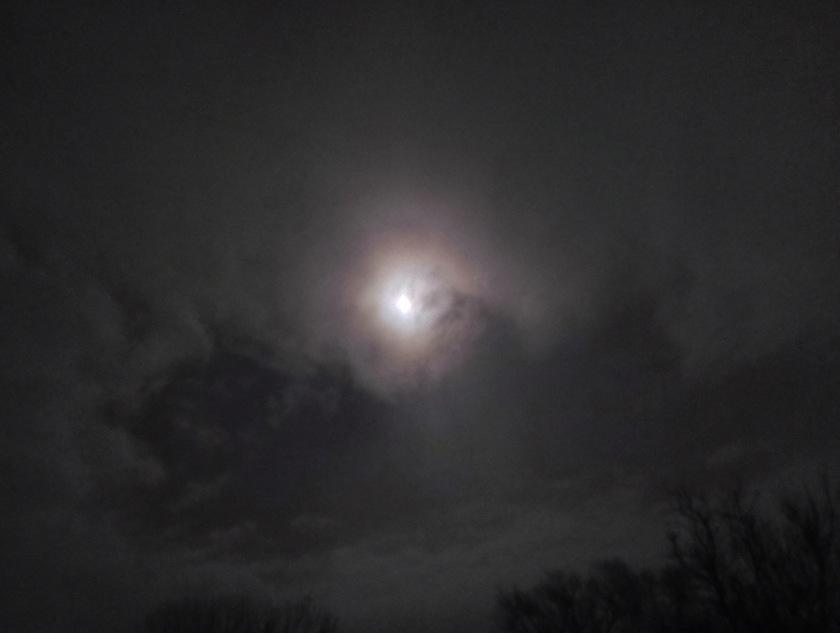 Вечернее небо. Тучи расходятся и появляется луна