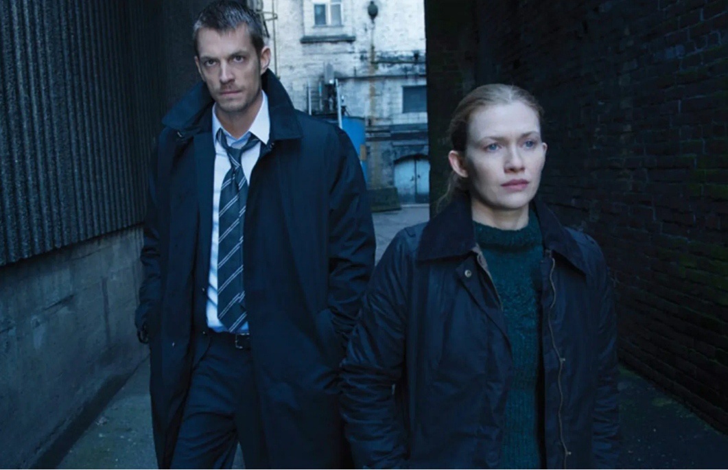 Фото из открытых источников информации. Главные герои– детектив Сара Линдэн и Стивен Холдер.