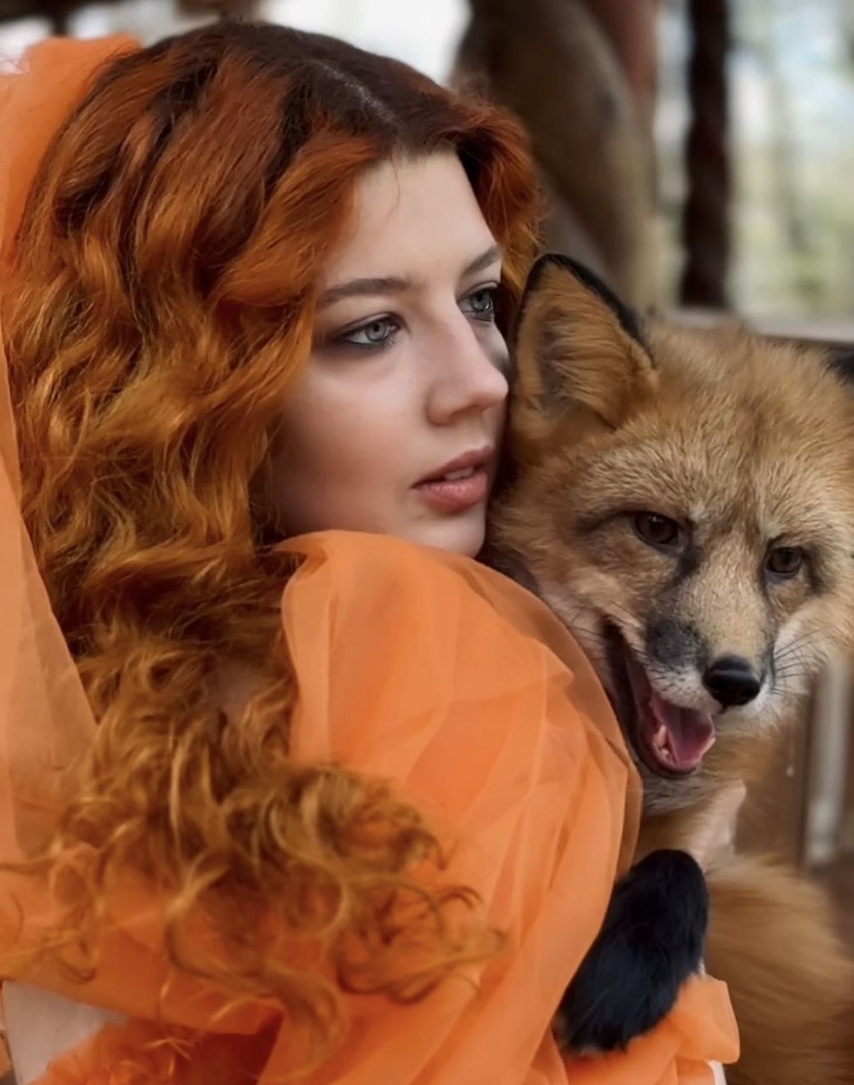 Наша героиня Анна — актриса и модель с огненными кудрями