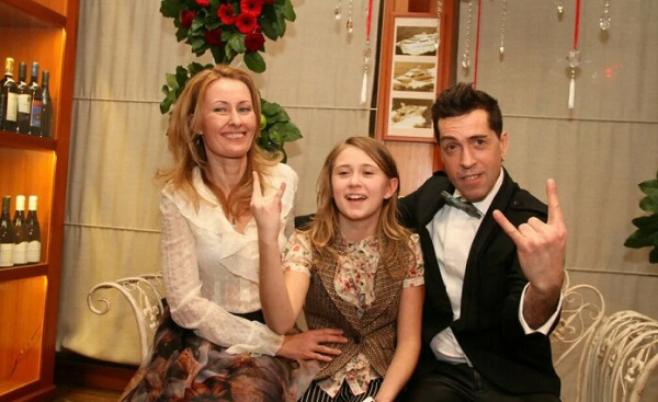    Певец с женой и дочерью