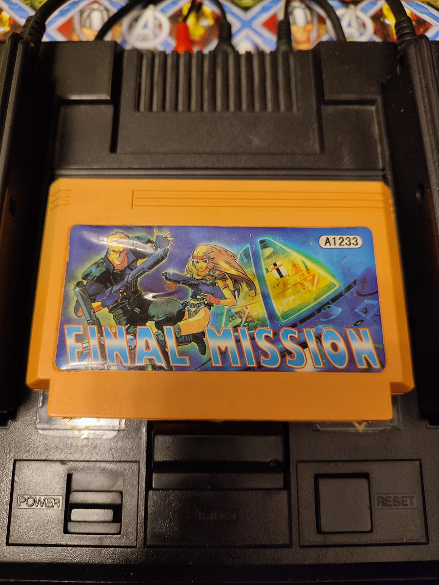 Фото сделаны мной. На фото игра "Final Mission". Оригинал игры "SCAT: Special Cybernetic Attack" был разработан Natsume Co и издан Natsume Co., Acclaim Entertainment, Infogrames в 1990г. для NES. Фото демонстрирует начальную заставку игры, а так же общий визуальный фон игры. Подробнее об этом рассказано в статье. Все материалы принадлежат правообладателям и размещены исключительно в информационных целях.