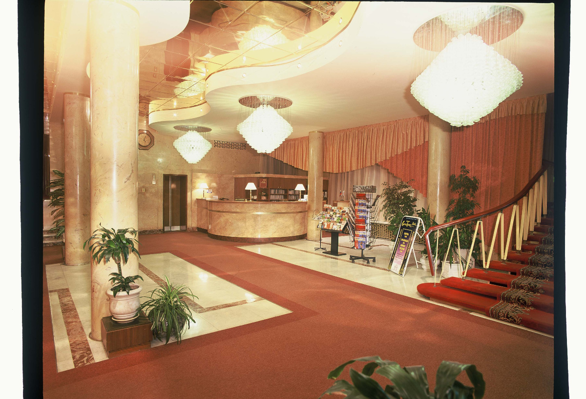 Холл 1 этажа тогда. 