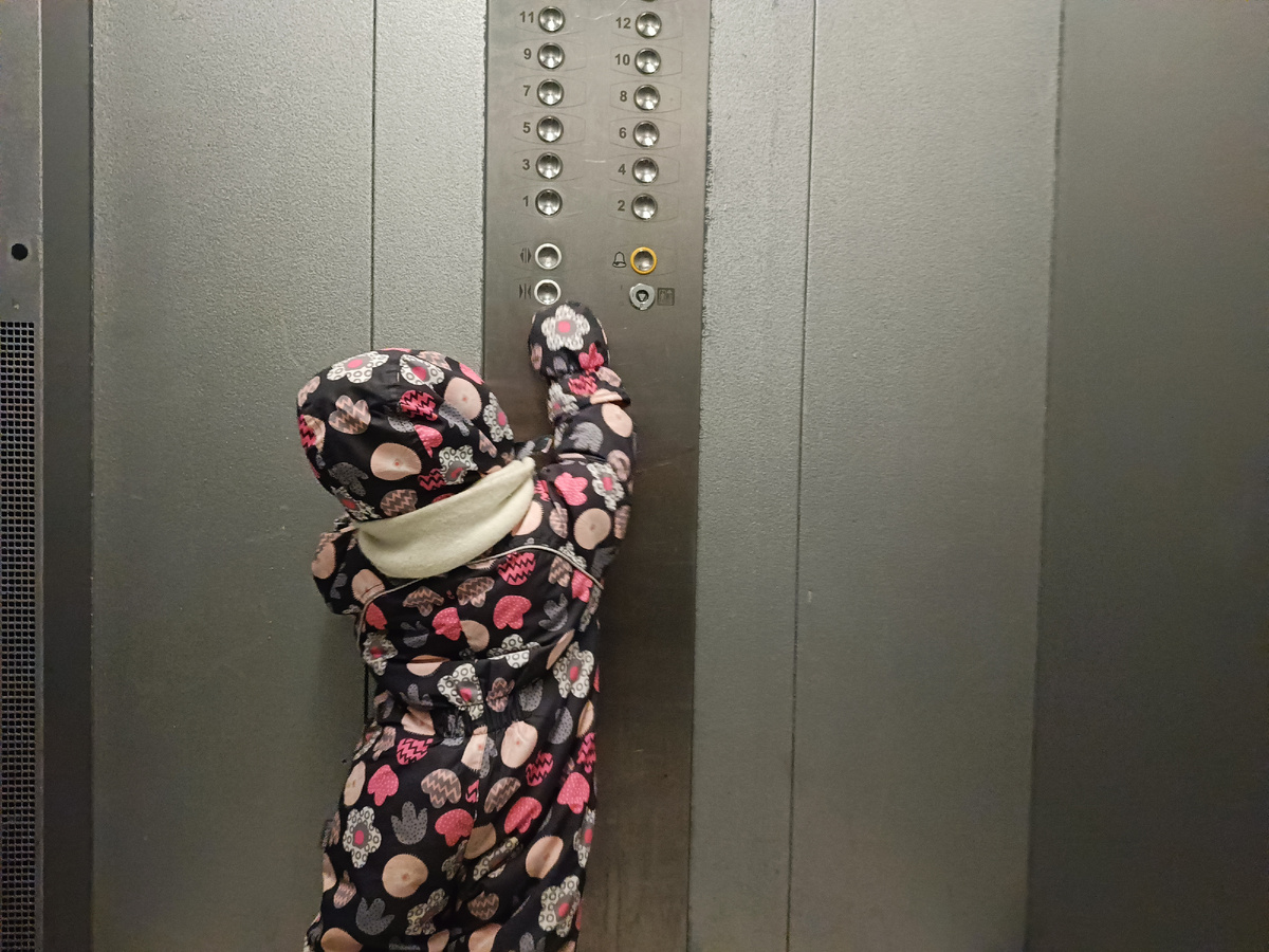 С высоты 70 сантиметров все выглядит совсем не так, как привыкла. И до кнопки внезапно не дотянуться, и все стало каким-то высоким.