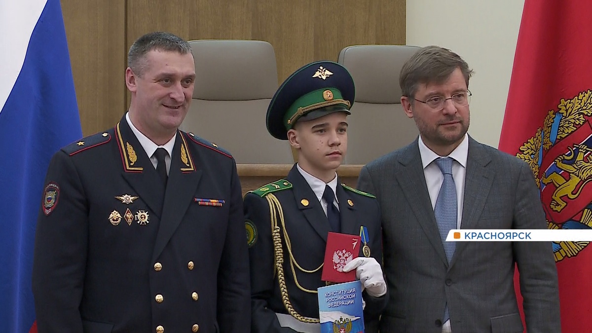     В День Конституции 29 юных жителей края получили свои первые паспорта