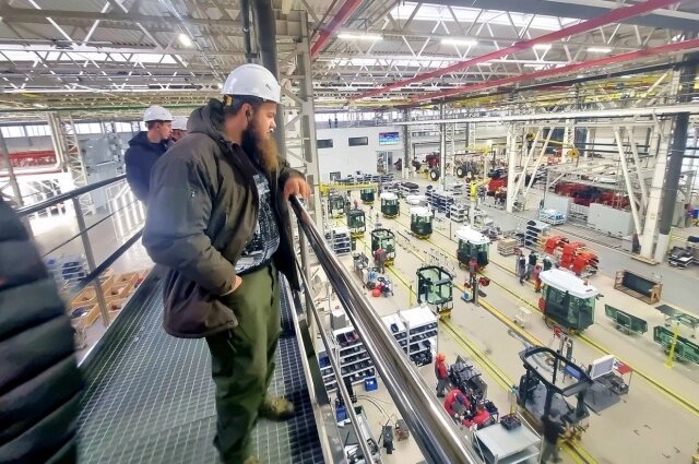 Знакомство гостей с новым производством тракторов в Ростове-на-Дону. Фото: из архива издания.