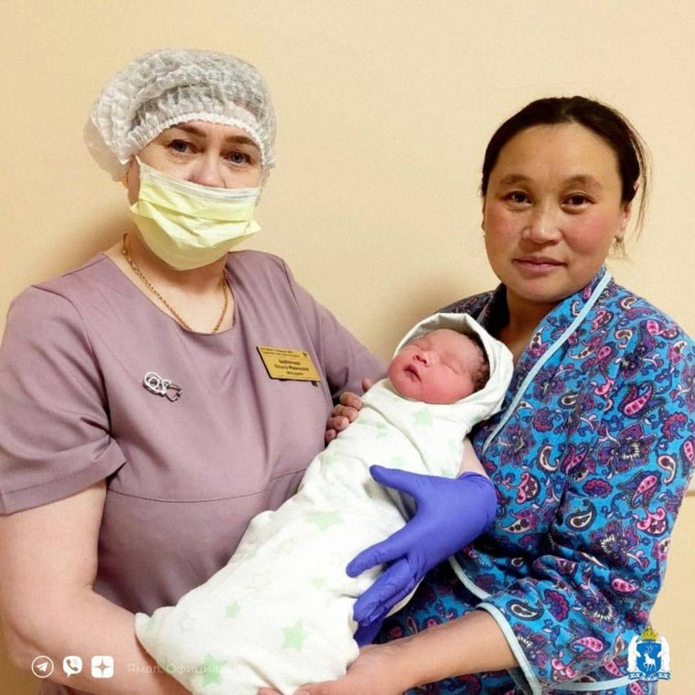 Мама с ребенком уже готовы вернуться в тундру. Фото: Администрация ЯНАО в Telegram