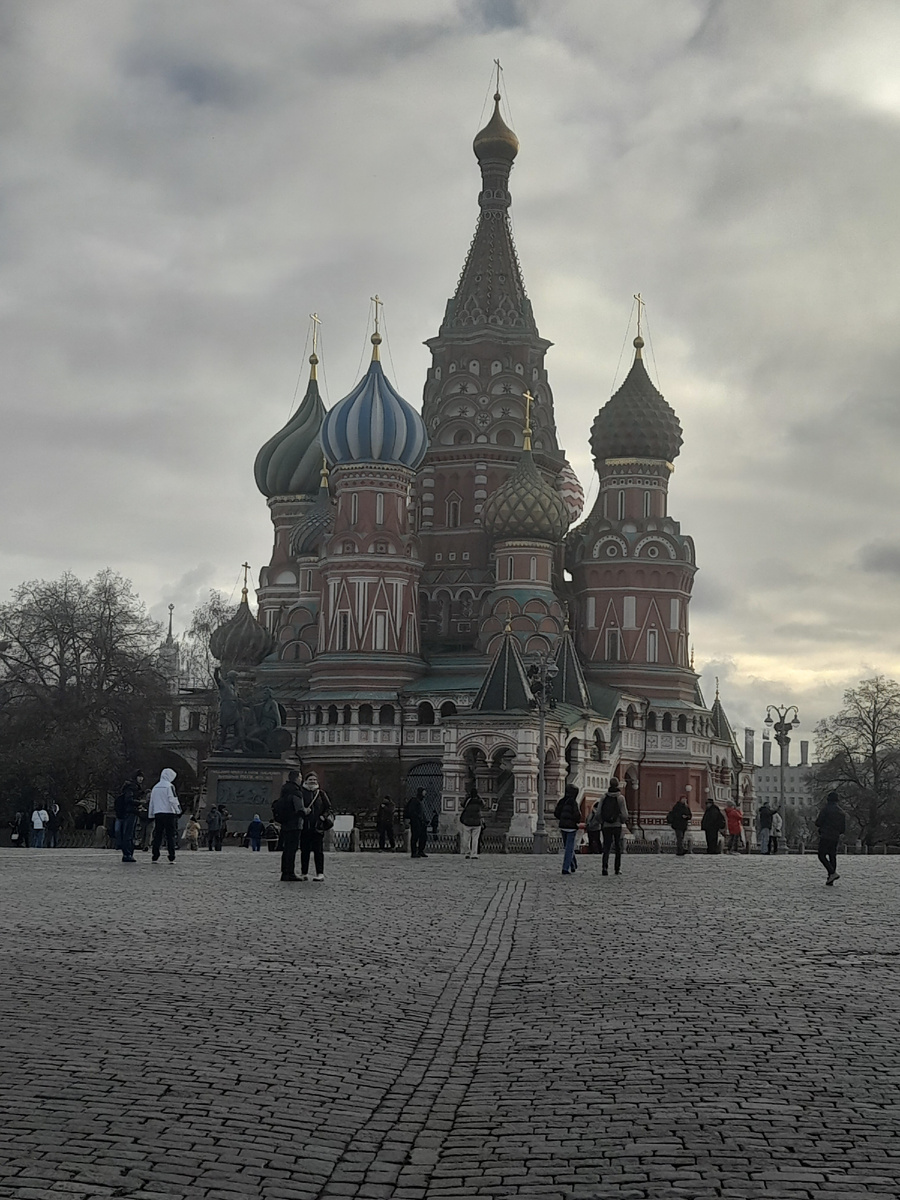 В центре церковь Покрова Пресвятой Богородицы. Она самая высокая из остальных церквей, которые возведены на одном основании.