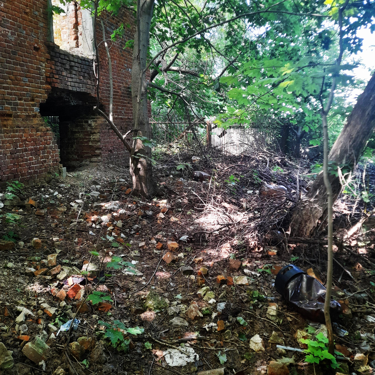 Росва, Калужская область. Стихийная помойка в бывшей усадьбе XVIII века.