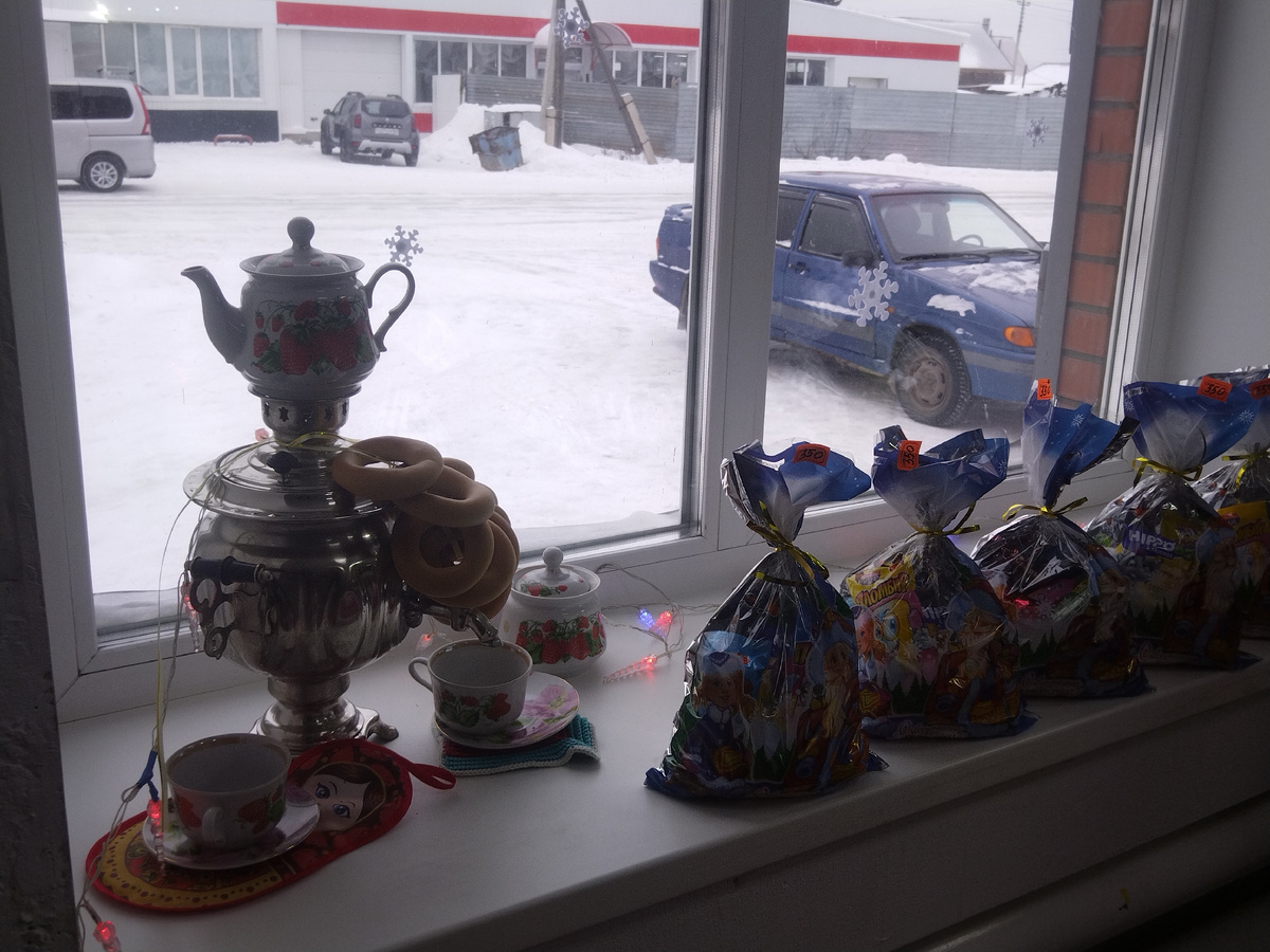 В магазине "Конфеты-бараночки" есть, как конфеты, так и бараночки. 😊