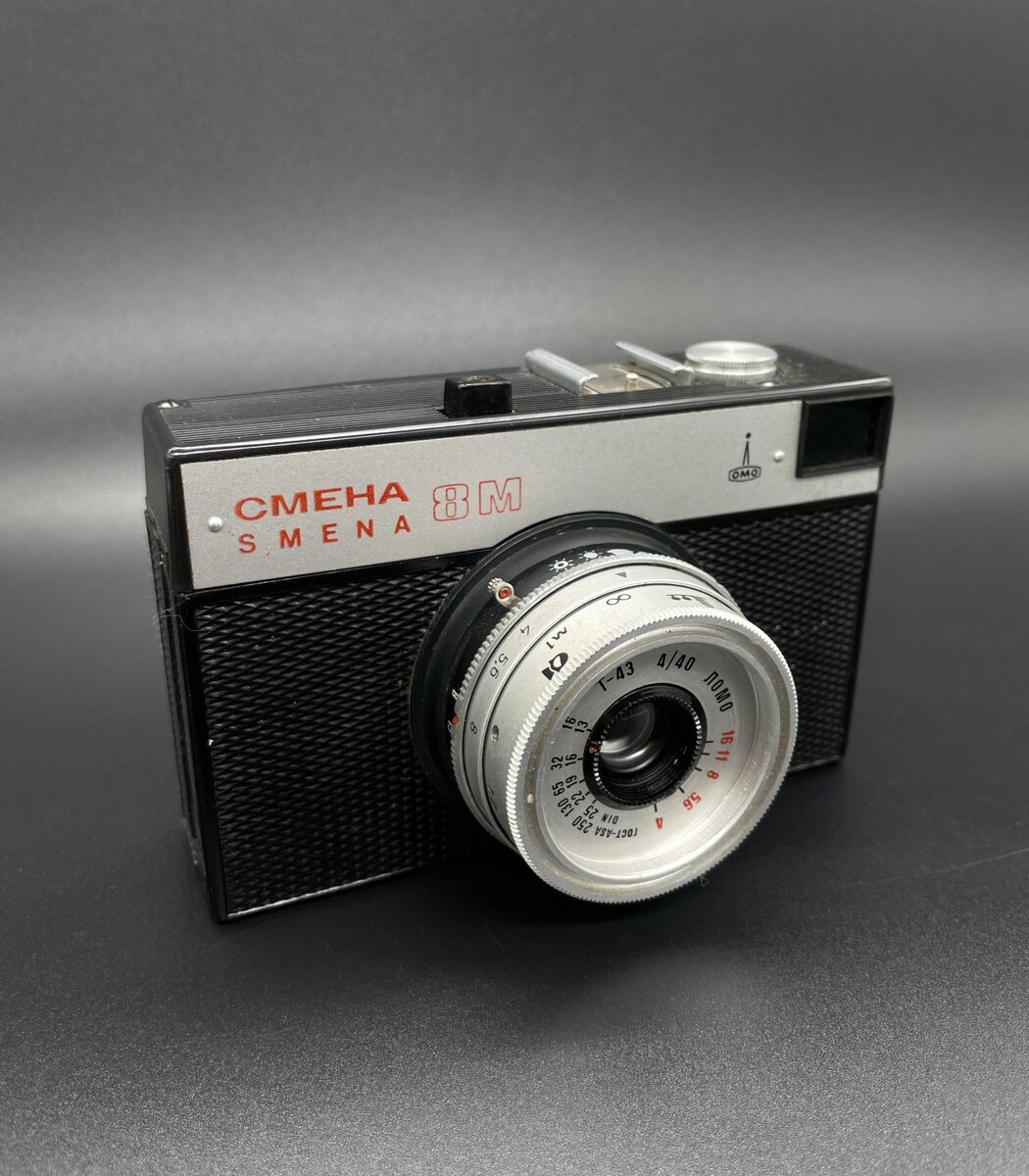 Советская фототехника всегда вызывала интерес у любителей фотографии, и фотоаппарат Смена 8М не стал исключением. Этот компактный и простой в использовании прибор был популярен в СССР и стал символом целого поколения фотографов. В данной статье мы рассмотрим особенности Смены 8М, её уникальные характеристики и то, как она смогла оставить свой след в истории фототехники.