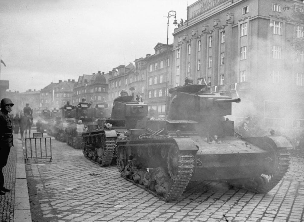    Польские танки входят в аннексированный Чески-Тешин, октябрь 1938 года.