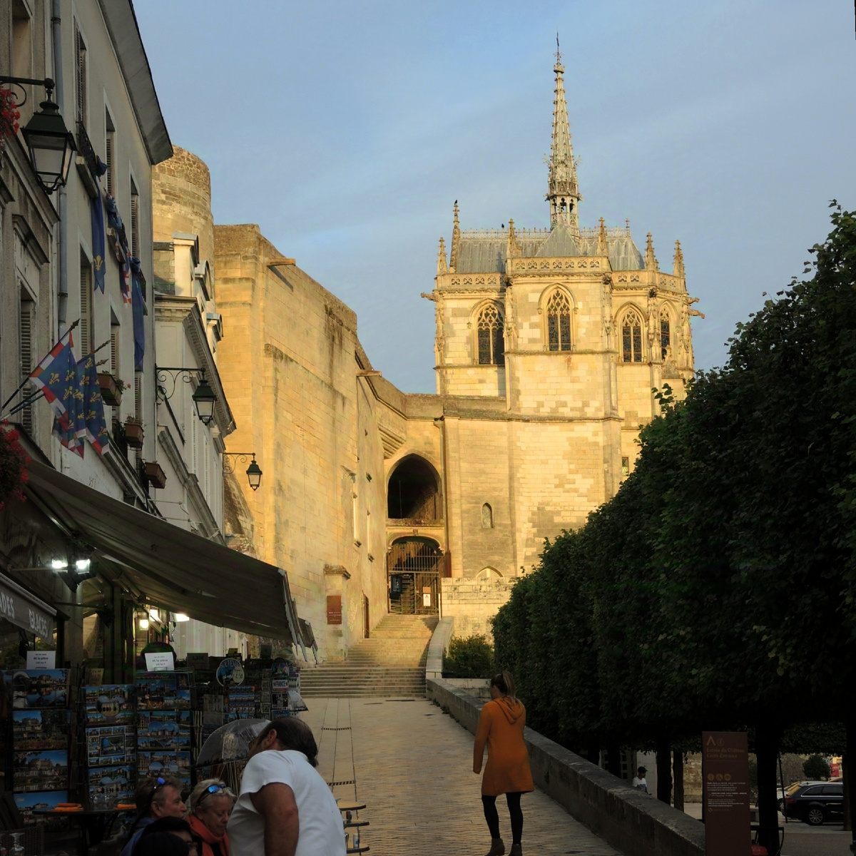 А мы бодрой рысью идём до замка, потому что замок не главное 😄 Обед - главное!