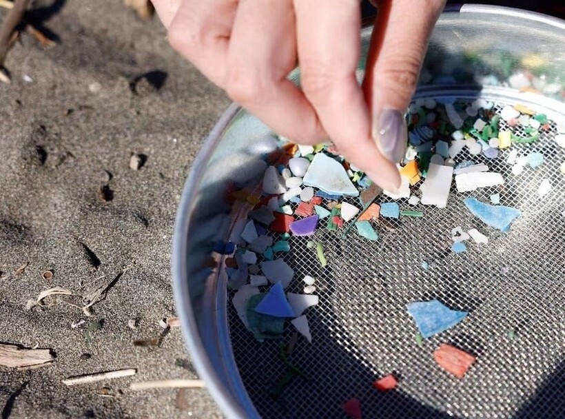    Японский мастер по маникюру создает накладные ногти из пластика, найденного в океане