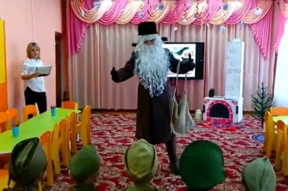    Заведующая в Кузбассе объяснила Деда Мороза в шинели в детсаду