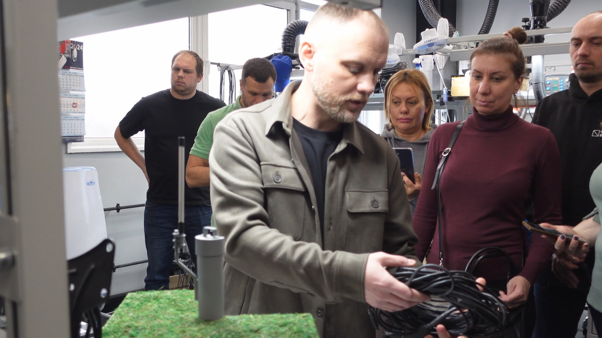 Директор по развитию Алексей Шарков продемонстрировал принцип установки и расположения термокосы