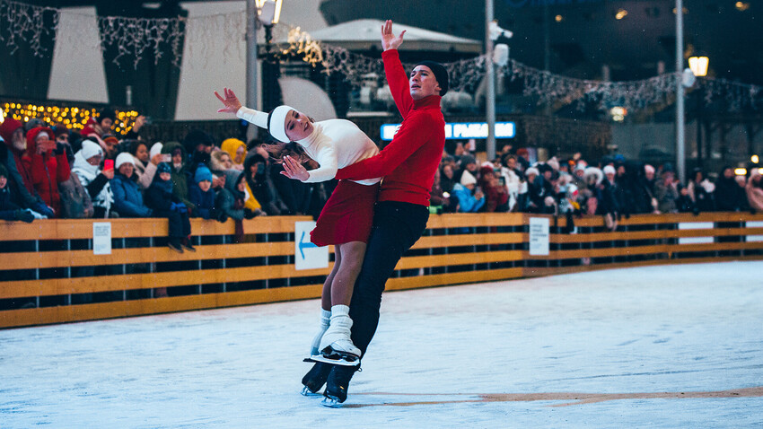 Чемпионы мира Анастасия Мишина и Александр Галлямов на открытии катка. / Павел Кузьмичев