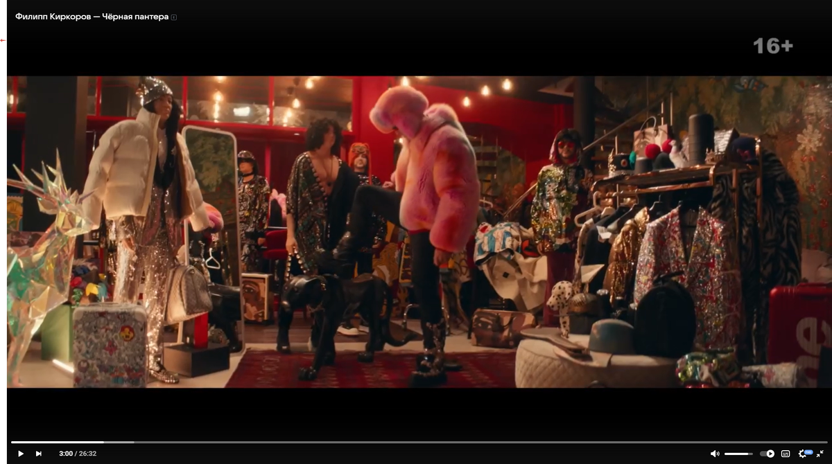 Кадр из клипа "Черная пантера". Гардеробный этаж.