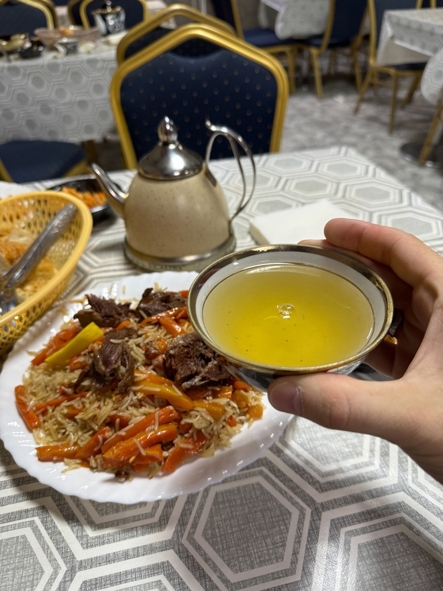 Чай подают с такими аутентичными блюдцами