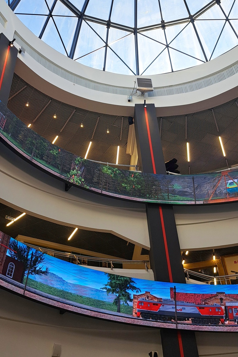 ...а внутри – примерно так. К сожалению, очень сложно передать объём и общую концепцию помещения при помощи одного снимка. Лучше это увидеть своими глазами