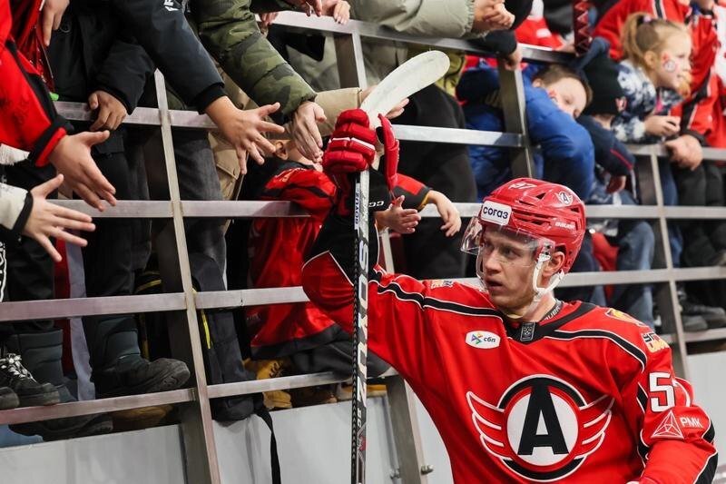    Фото:пресс-служба ХК «Автомобилист» / Александр Севостьянов приветствует болельщиков