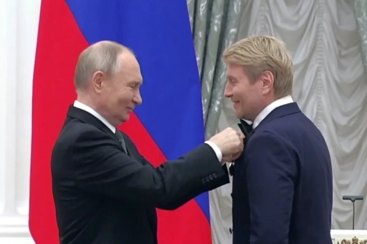    Путин вручил Баскову орден Почета