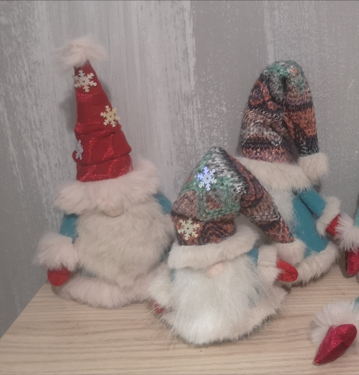 Мои гномы поздравляют всех с наступающим и уверяют, что все будет хорошо 