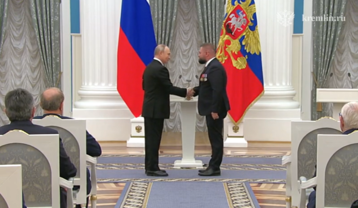     Путин вручает награду Поддубному. Источник: gazeta.ru Автор фото: Скриншот видео