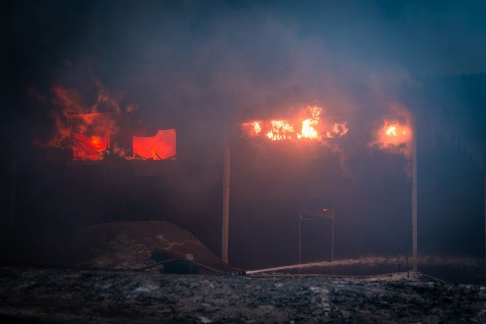    Пожар в 9-ом заводском проезде. Источник: Владимир Игнатов / vk.com/pso_barnaul