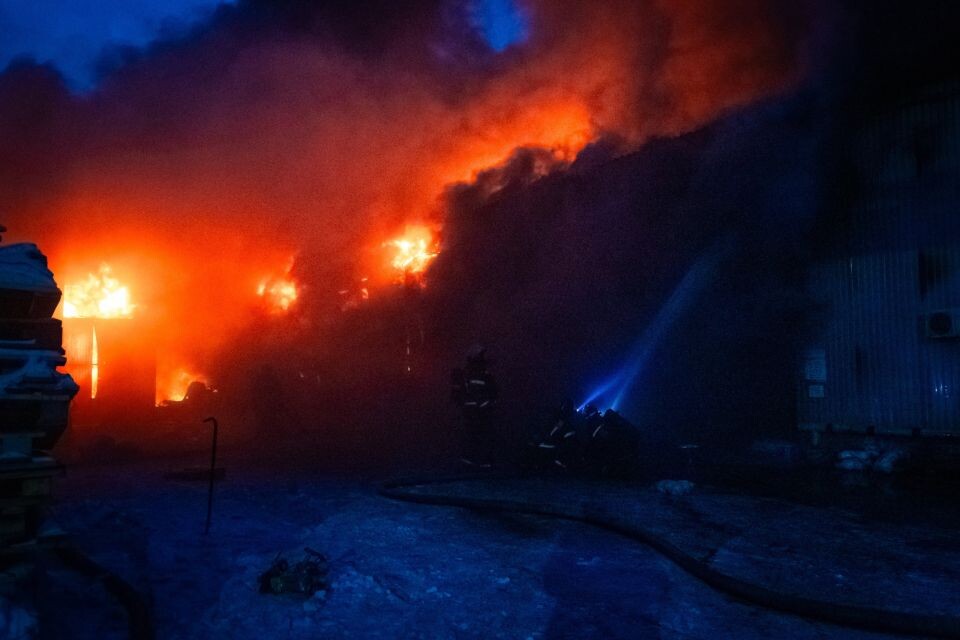    Пожар в 9-ом заводском проезде. Источник: Владимир Игнатов / vk.com/pso_barnaul