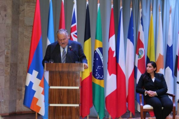 Константин Затулин и Тереза Еремян (США) на форуме «Друзья Арцаха»

