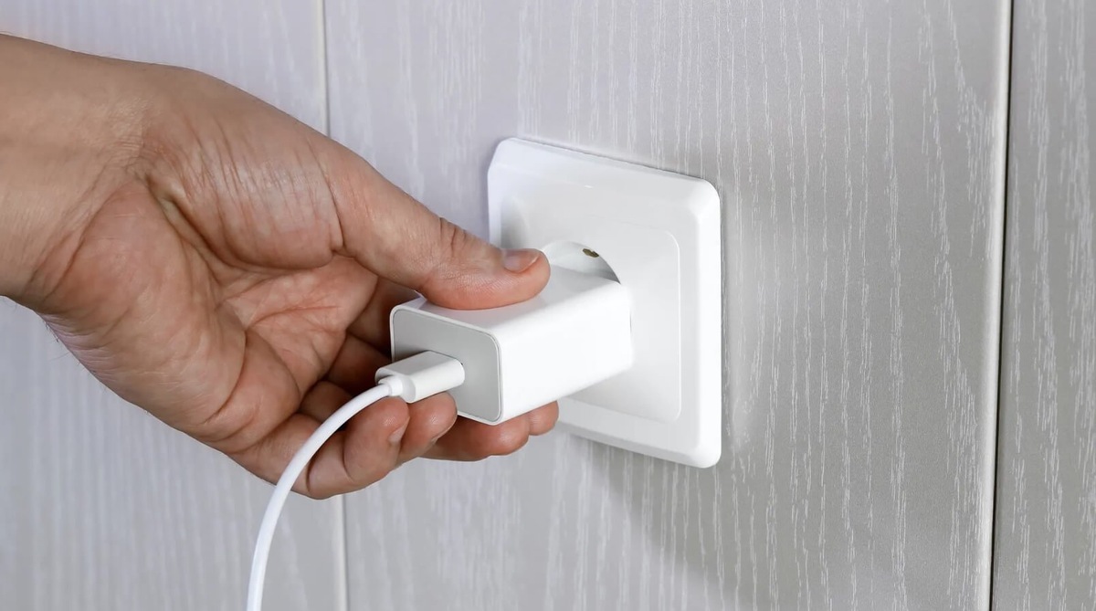    Оставлять зарядку в розетке нельзя не только потому, что это пожароопасно. Источник изображения: New Atlas