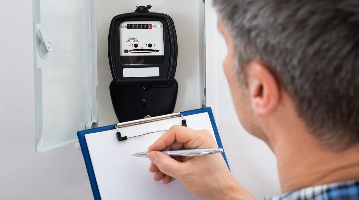    Даже если к зарядному устройству не подключен смартфон, оно потребляет энергию. Источник изображения: toursport.pro