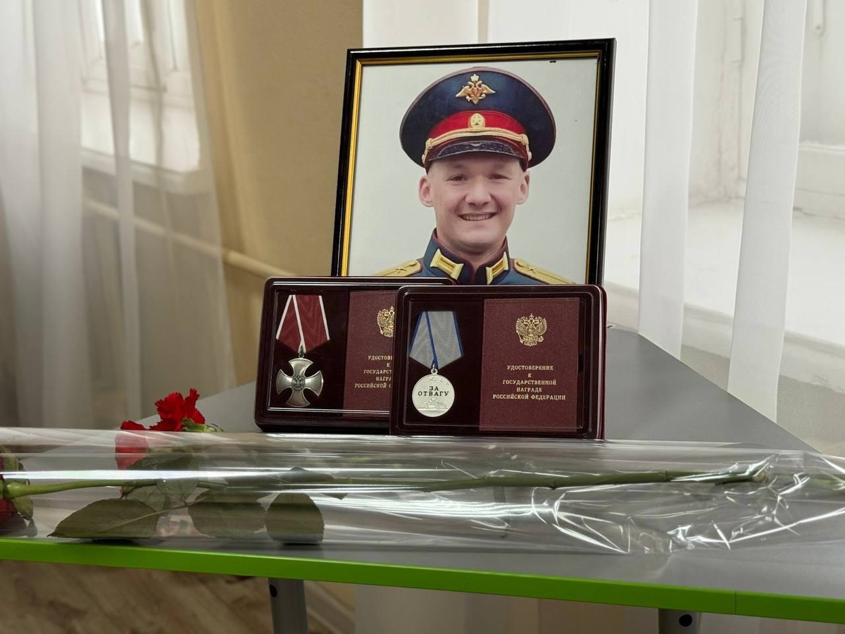    В Бузулукской школе открыли Парту Героя в честь бойца СВО Евгения Вавилова Кристина Просвиркина