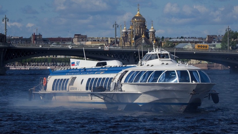     Теплоход "Метеор-190" в акватории реки Невы. РИА Новости Андрей Бессонов