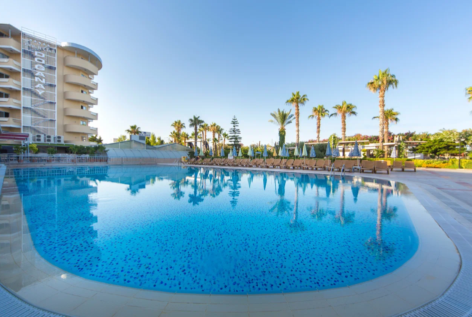 В отеле есть два открытых бассейна, а также свой пляж и выход к морю. Фото: Beach Club Doganay Hotel / Яндекс Путешествия