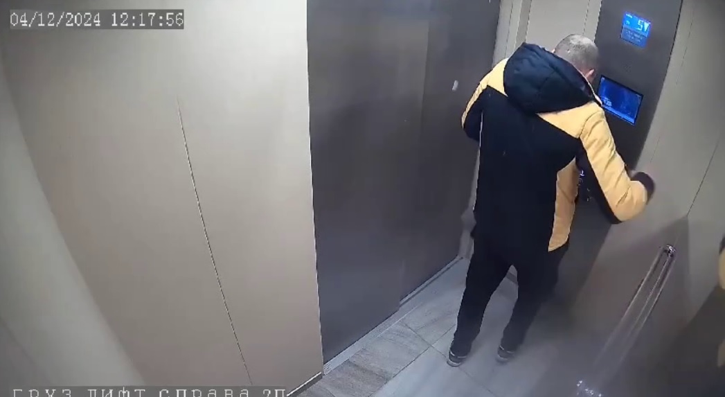    В лифте находился мужчина