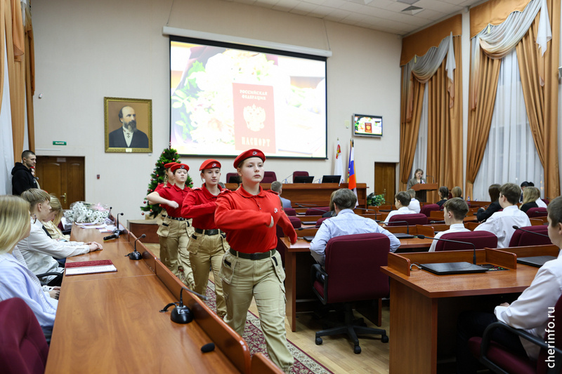    Церемония прошла в мэрии. Документ получили 30 школьников, которым исполнилось 14 лет.